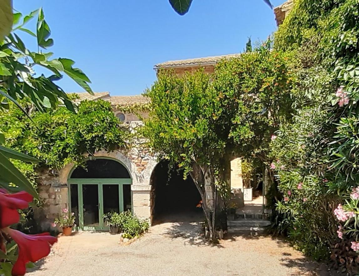 Mas Luis Alvarez La Capelle-et-Masmolene Buitenkant foto